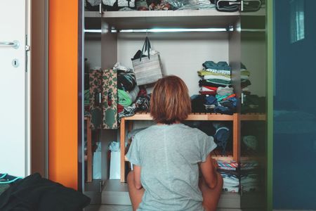 Vijf tips voor meer overzicht in je kledingkast