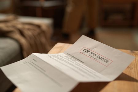 Uit huis gezet door woningbouw, mag dat zomaar? (2025)