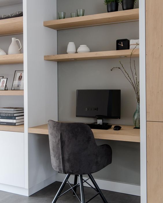 bureau in boekenkast